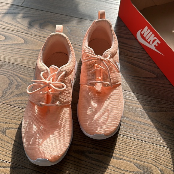 Brand new Nike Roshe One size 6Y - Picture 4 of 5